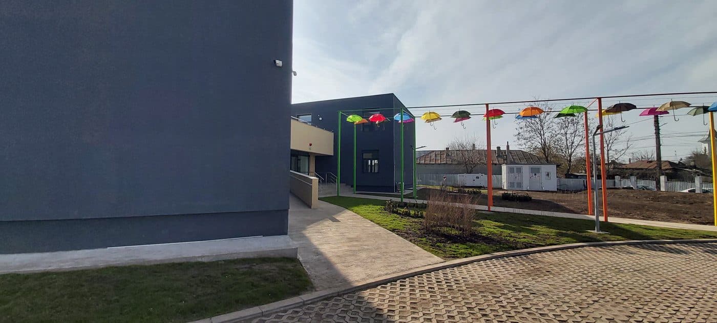 Clădirea nouă și spațiile exterioare